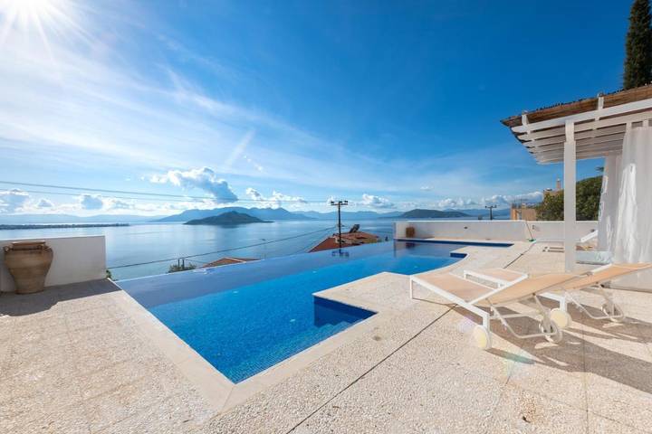 Villa for 8 people, with Balcony and Terrace as well as Garden and Pool in Aegina