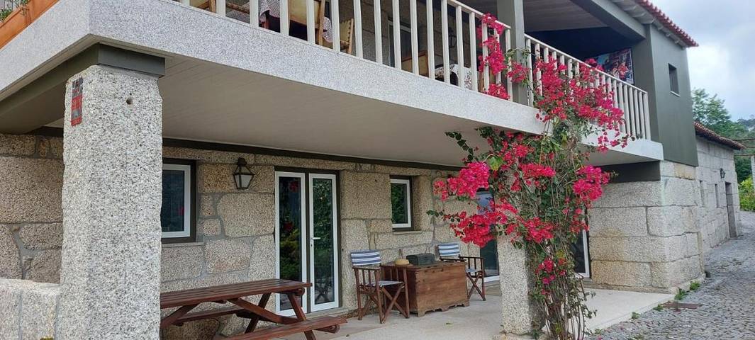 Location de vacances pour 3 personnes, avec piscine ainsi que vue et jardin dans Briteiros - 4