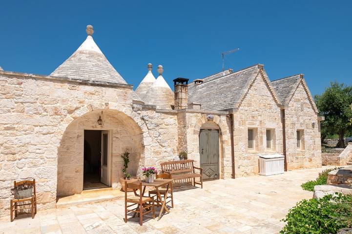 Trullo pour 4 personnes, avec jardin et jacuzzi à Locorotondo