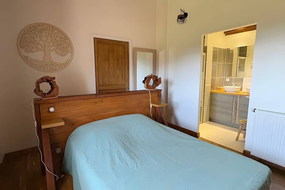 Chambre d’hôtes « Framboise » avec terrasse partagée, jardin commun et Wi-Fi in Saint-Julien-Labrousse, Parc naturel régional des Monts d'Ardèche