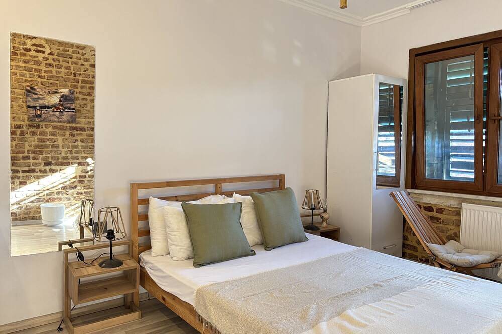 Unique 5Br Art House in Balat w/ Garden in Balat, Istanbul
