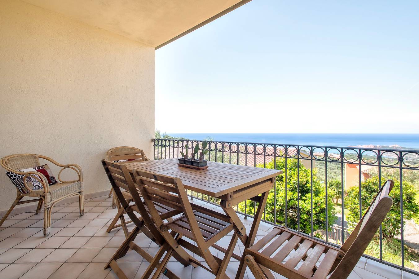 Entire apartment, Apartment 'Due Passi Dal Mare' with Sea View, Private Garden and Air Conditioning in Trinità d'Agultu e Vignola (Borgo), Trinità d'Agultu e Vignola region