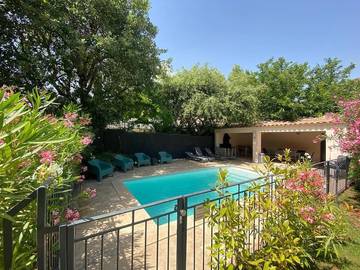Cottage pour 12 personnes, avec piscine et jardin ainsi que vue et terrasse à Cabrières-d'Aigues
