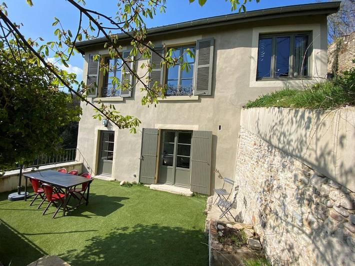 Location de vacances pour 8 personnes, avec Balcon et Terrasse ainsi que Jardin et Vue à Caluire-et-Cuire