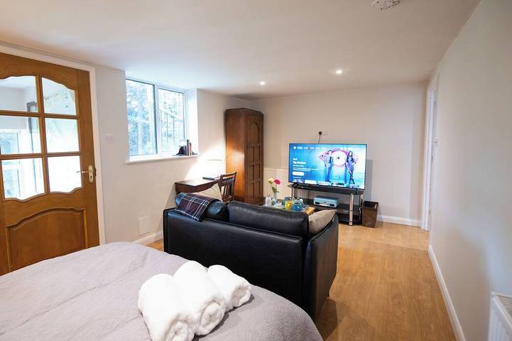 Entire apartment, Aethelred Annexe - New Build with Full Amenities in Winchester, South Downs