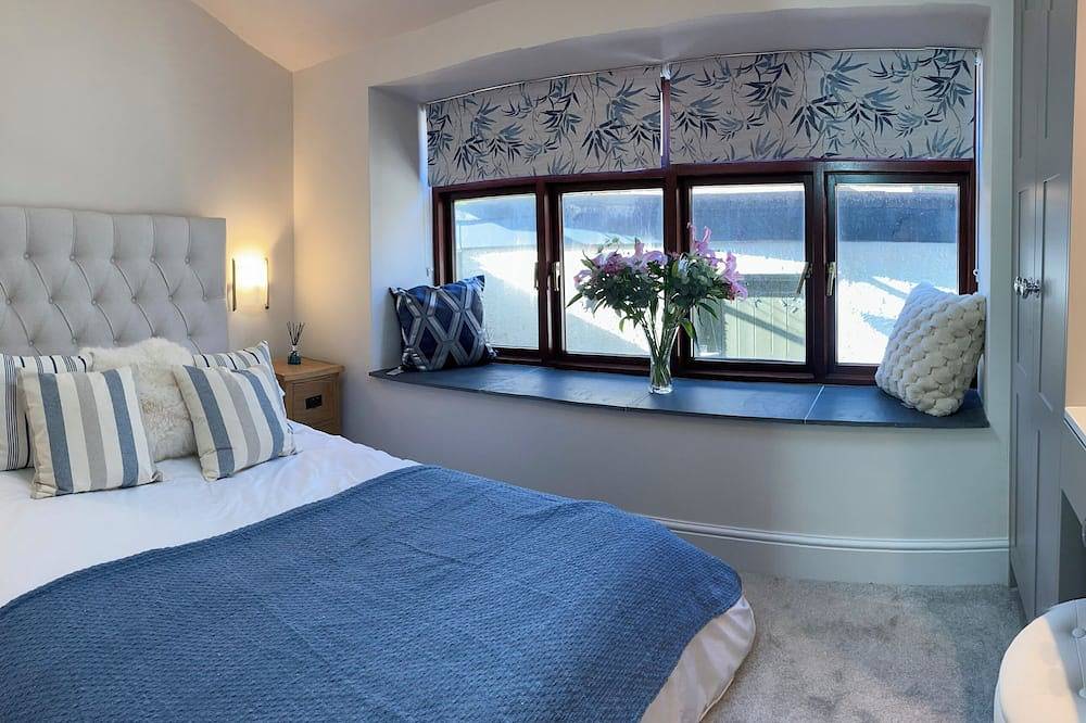 Beautiful 1 bed cottage with courtyard garden a stones throw from the river in Newton and Noss, South Devon