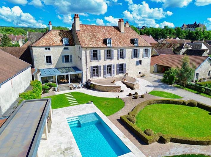 Location de vacances pour 2 personnes, avec terrasse ainsi que jardin et piscine à GY