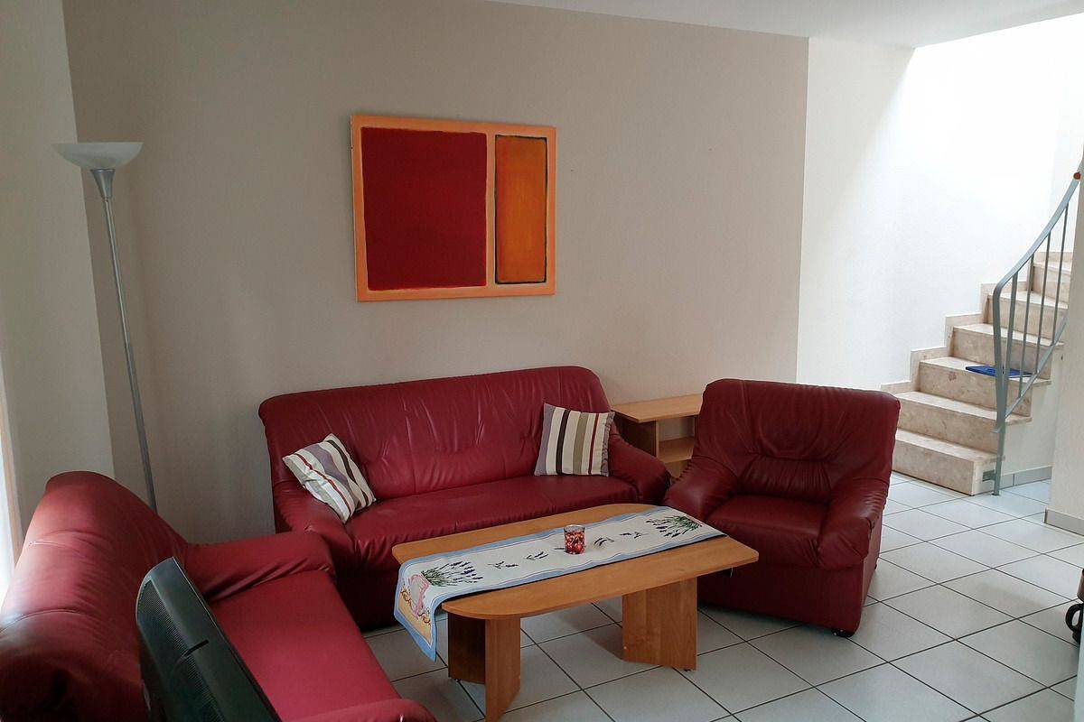 Komfortable Ferienhaushälfte mit Terrasse und Gartenmöbeln am Plauer See in Fünfseen, Plauer See