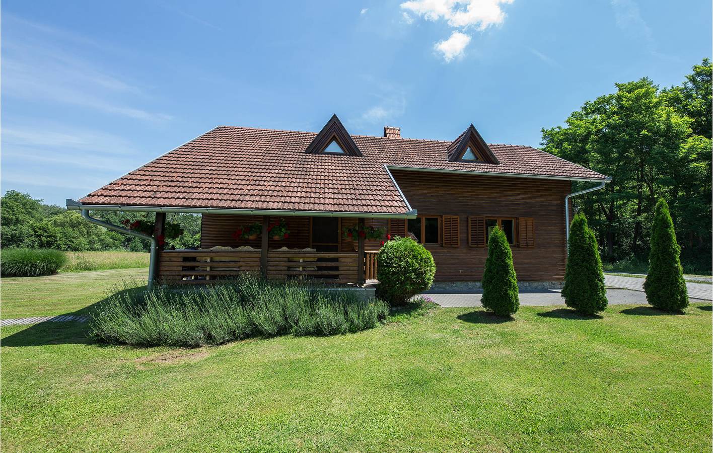 Charmante 120 m² große Wohnung mit Pool, Terrasse und Parkplatz in Virovitica-Podravina