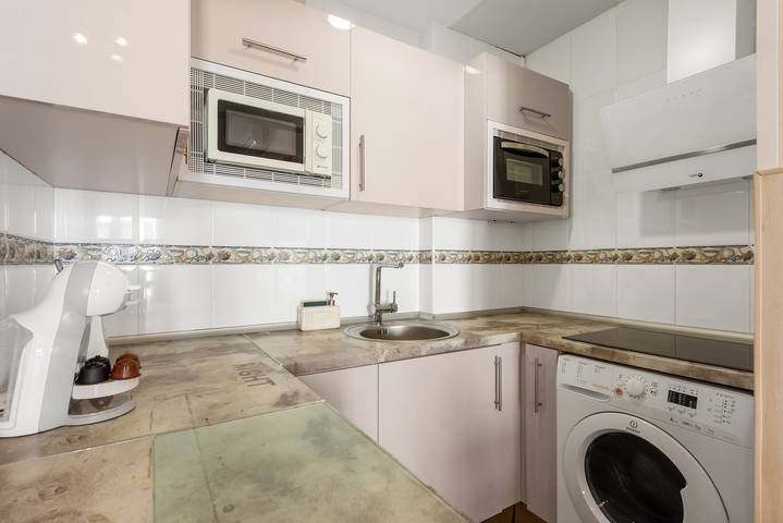 Entire apartment, ‘Málaga Centro Bonito’ Apartment with Balcony, Wi-Fi and Air Conditioning in Malaga Centro Historico, Malaga