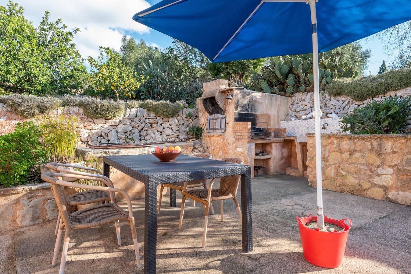 Charmantes Ferienhaus Can Bonjesus mit Bergblick, Wlan, Garten und Terrasse; Parkplätze vorhanden, Haustiere erlaubt in Es Carritxó, Felanitx