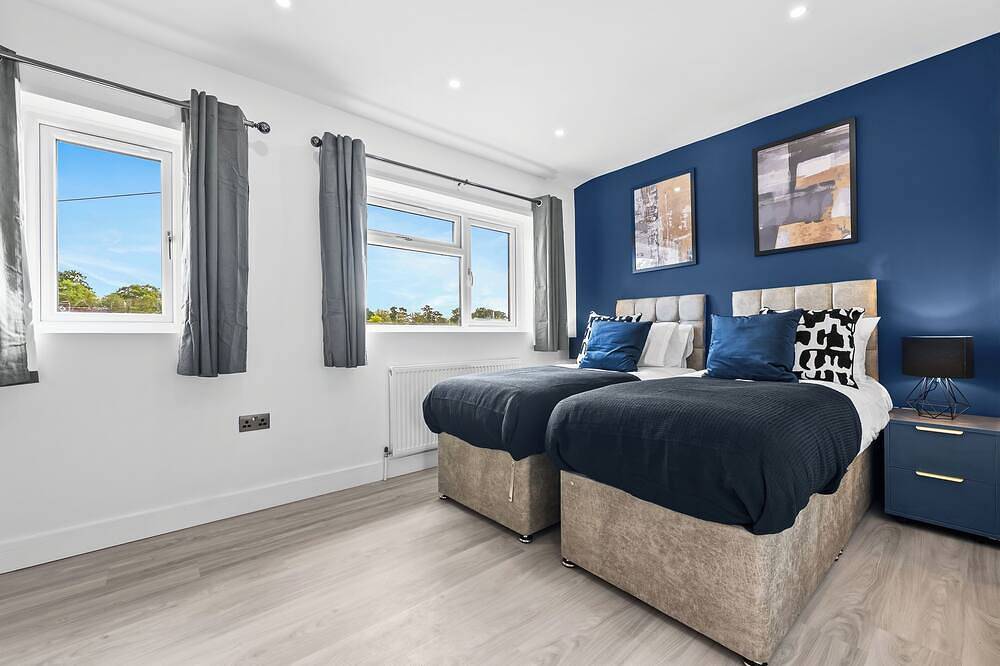 New! Driveway Parking, Warwick Castle, M40, in Warwick, Warwickshire