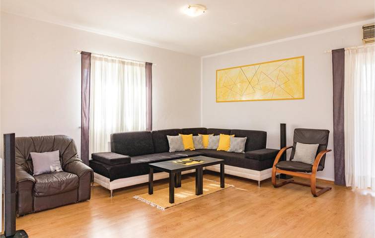 Geräumige 135 m² große Wohnung mit Terrasse, WLAN und Parkplatz in der Nähe des Flughafens Pula in Valtura, Südküste Istrien