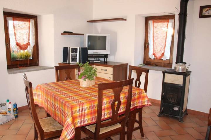 Gîte pour 4 personnes, avec jardin ainsi que vue et piscine, adapté aux familles dans Roisan - 3