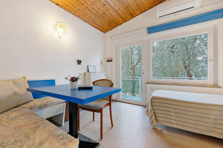 Entire apartment, Apartment 'Bungalow Pit Stop' with Lake View, Wi-Fi and Air Conditioning in Brenzone, Garda Mountains