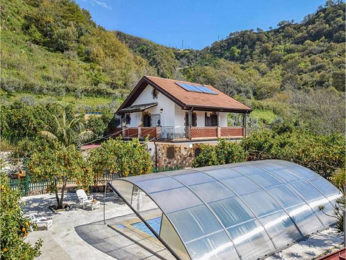 Ferienhaus für 11 Personen, mit Balkon/Terrasse und Garten sowie Pool und Sauna