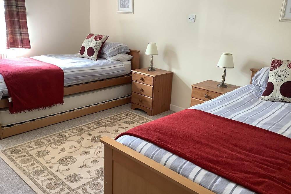 Moriston Cottage -  a cottage that sleeps 4 guests  in 2 bedrooms in Lochcarron, Highlands