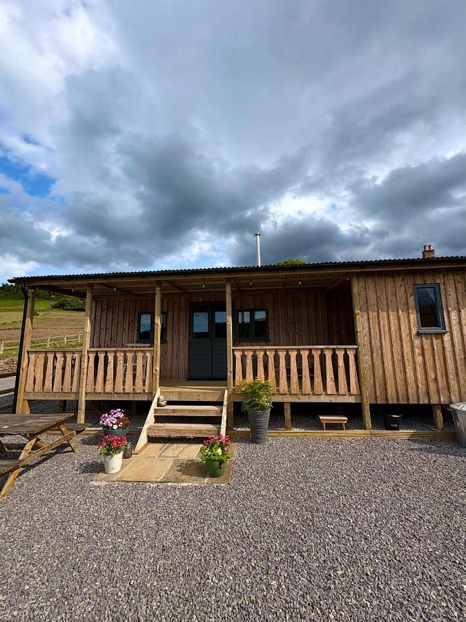 Camping for 4 people, with terrace and garden as well as view, with pets in North Yorkshire