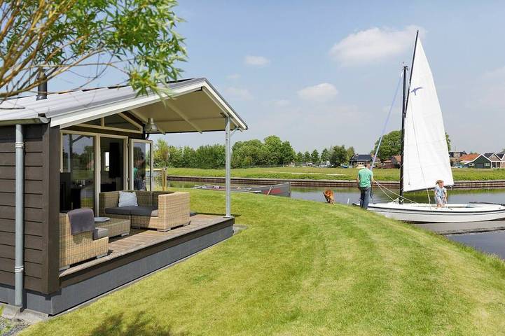 Villa am See in der Nähe von Sneekermeer in Friesland