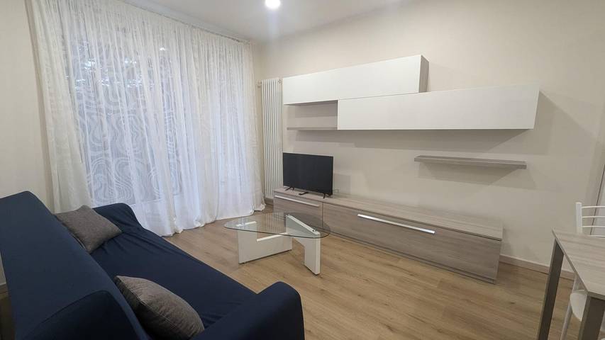 Ferienwohnung für 4 Personen, mit Balkon und Seeblick in Colico