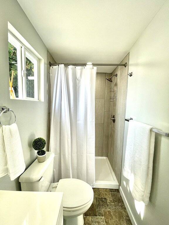 Waterfront Cabin on Camano Island with hot tub and outdoor patio. in Camano