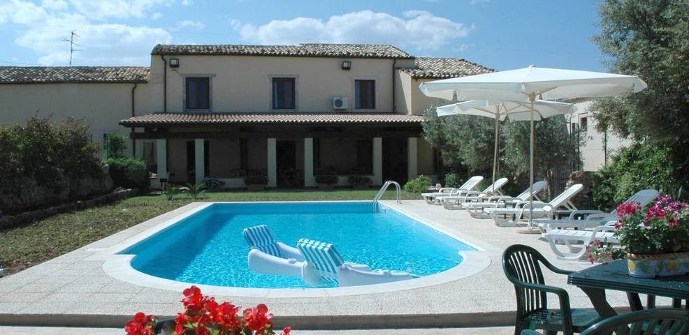 Apartahotel para 3 personas, con Terraza y Jardín además de Piscina y Vistas en Sicilia
