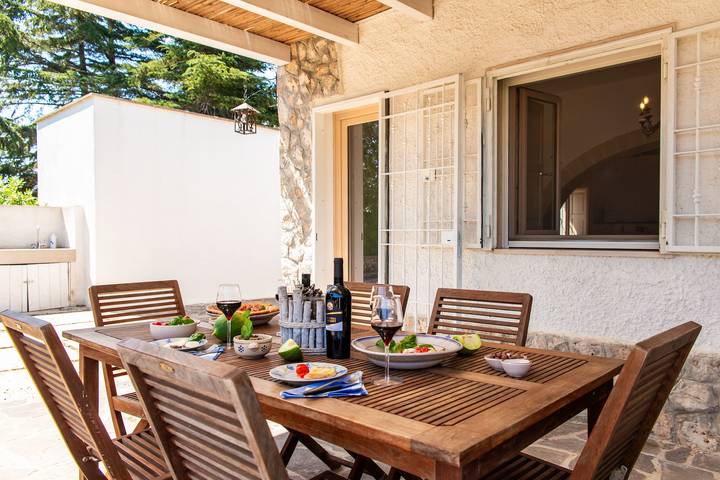 Location de vacances pour 4 personnes, avec vue et piscine à Antonelli