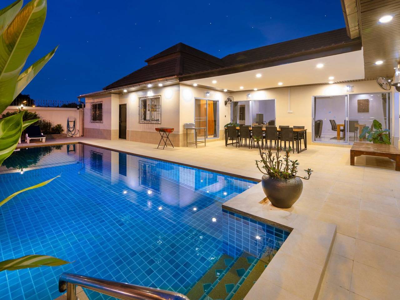 "Villa Bos" mit 5 Schlafzimmern in Pattaya, Province de Chonburi
