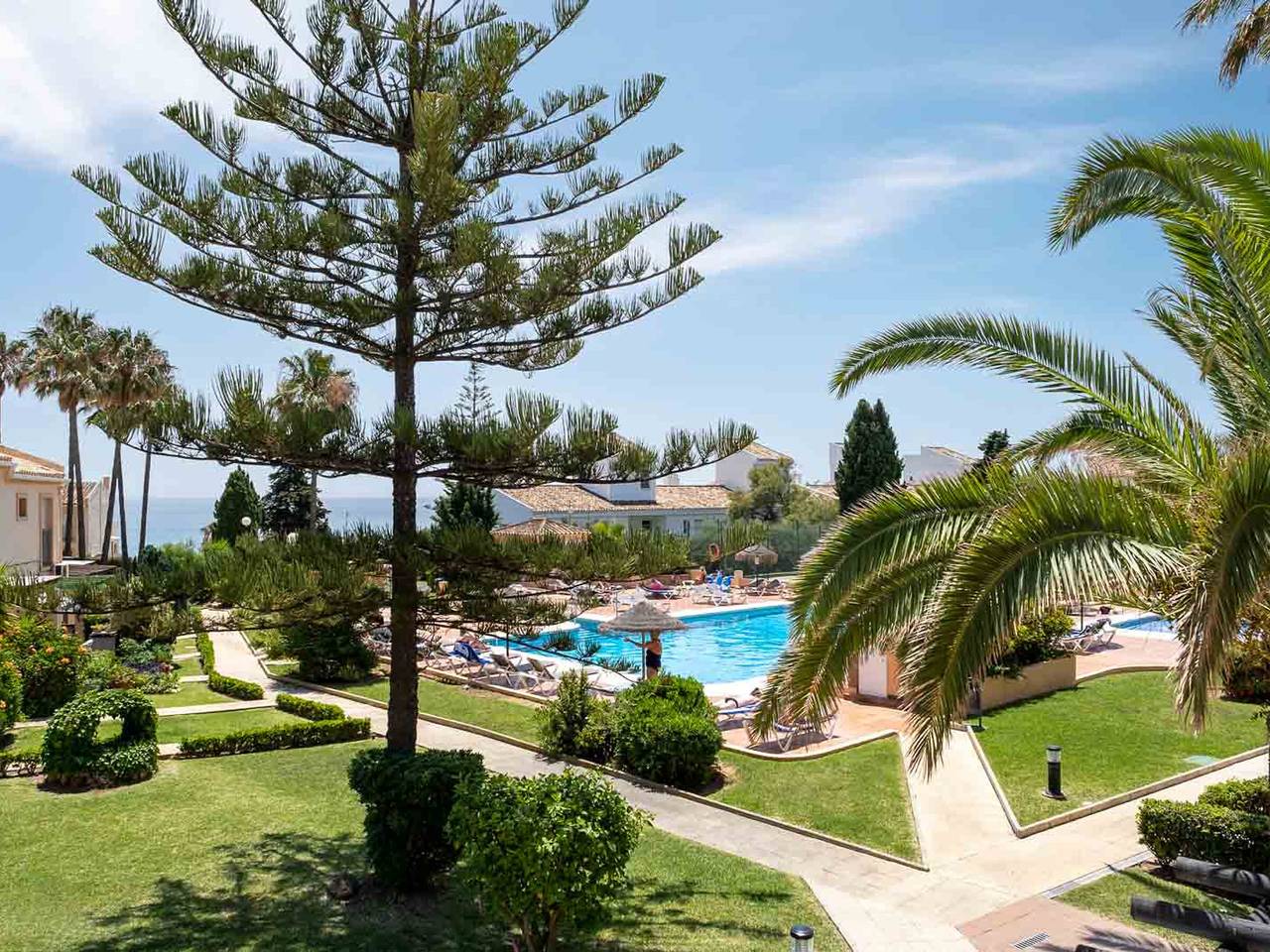 Entire apartment, Modern apartment in Mijas Costa with shared pool, air conditioning and parking in Mijas Costa, Mijas