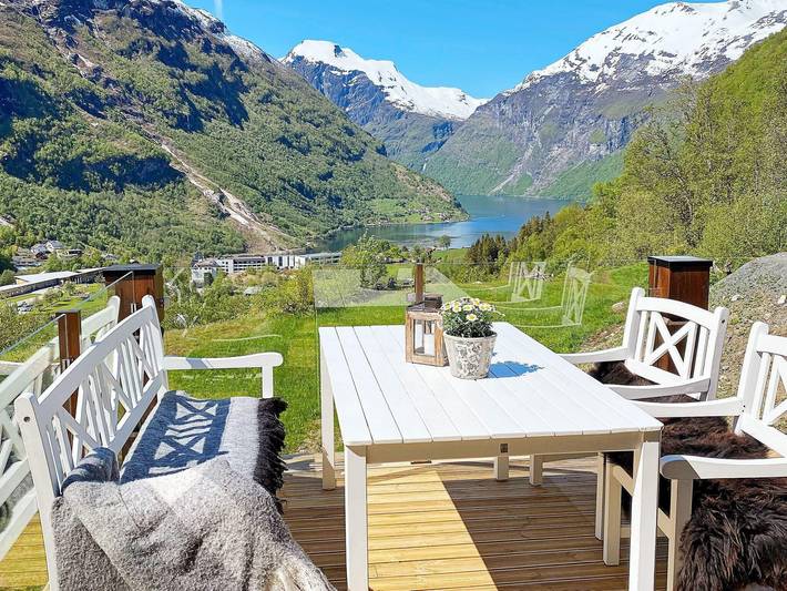 Feriehus for 9 personer, med Balkong og Terrasse i Stranda