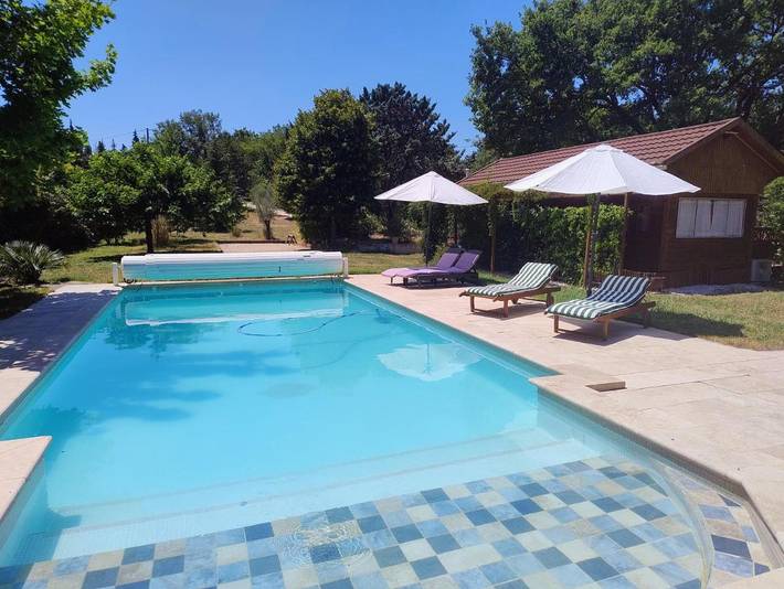 Appartement de vacances pour 2 personnes, avec terrasse ainsi que piscine et jardin