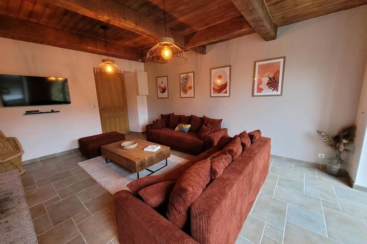 Location de vacances pour 15 personnes, avec jardin ainsi que terrasse et jacuzzi à Équilly - 2