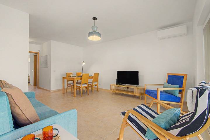 Sunny 2-Bedroom Apartment in a Gated Community with Pool, 5 Minutes from the Beach in Cabanas de Tavira, Conceição e Cabanas de Tavira