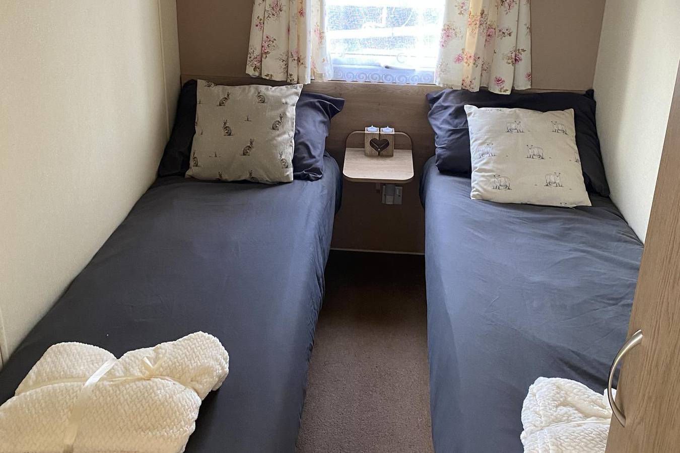 Caravan - Sleeps 6 - Parking, Pool, Facilities in Mersea Island, Colchester