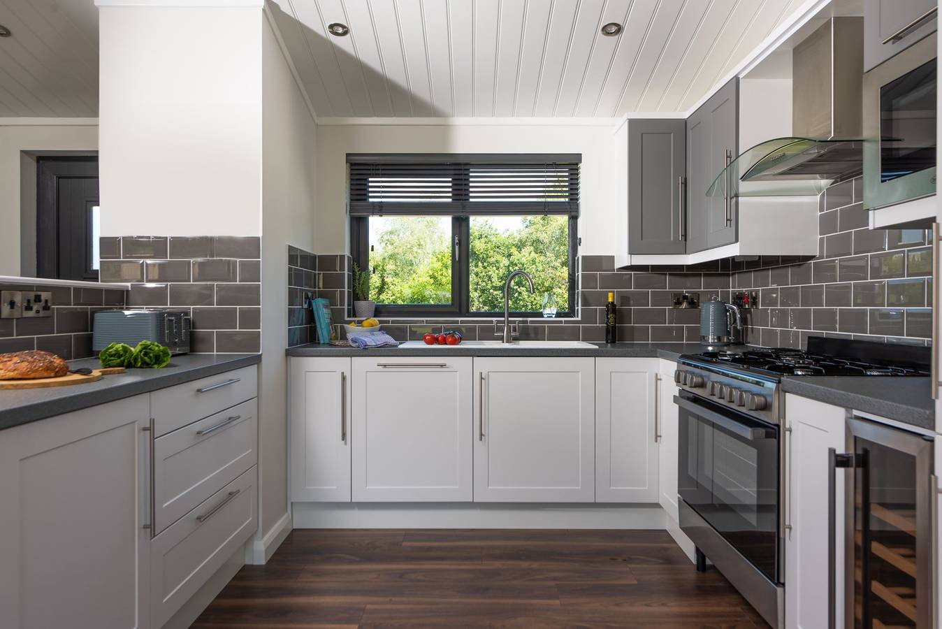Juniper Lodge, 28 Roadford Lake Lodges in Broadwoodwidger, Devon