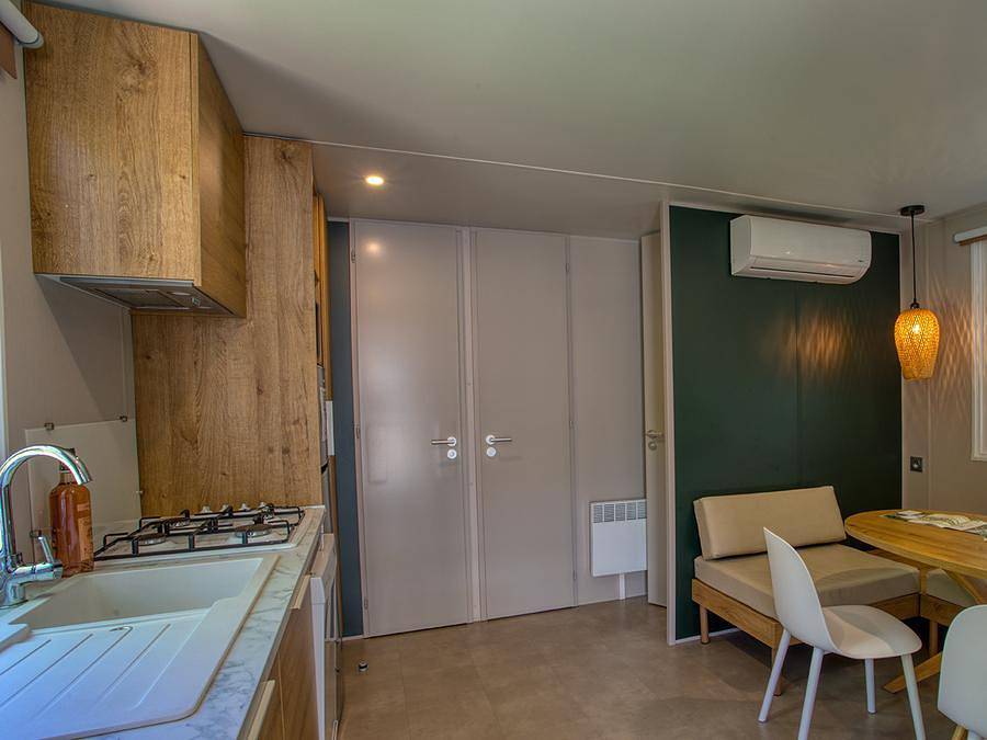 Flower Camping Le Tiradou - Mobilheim 4 personen - Premium O'Hara 29-31m² (2Sch-4Pers) + Halbüberdachte Terrasse + Klima + Lv + Tv in Saint-Vincent-de-Cosse, Périgord Noir