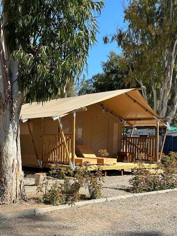Camping pour 5 personnes, avec vue et jardin ainsi que piscine et terrasse