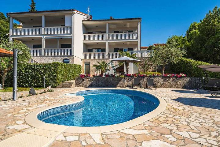 Ferienhaus für 10 Personen, mit Balkon und Terrasse sowie Garten und Pool in Milcetici