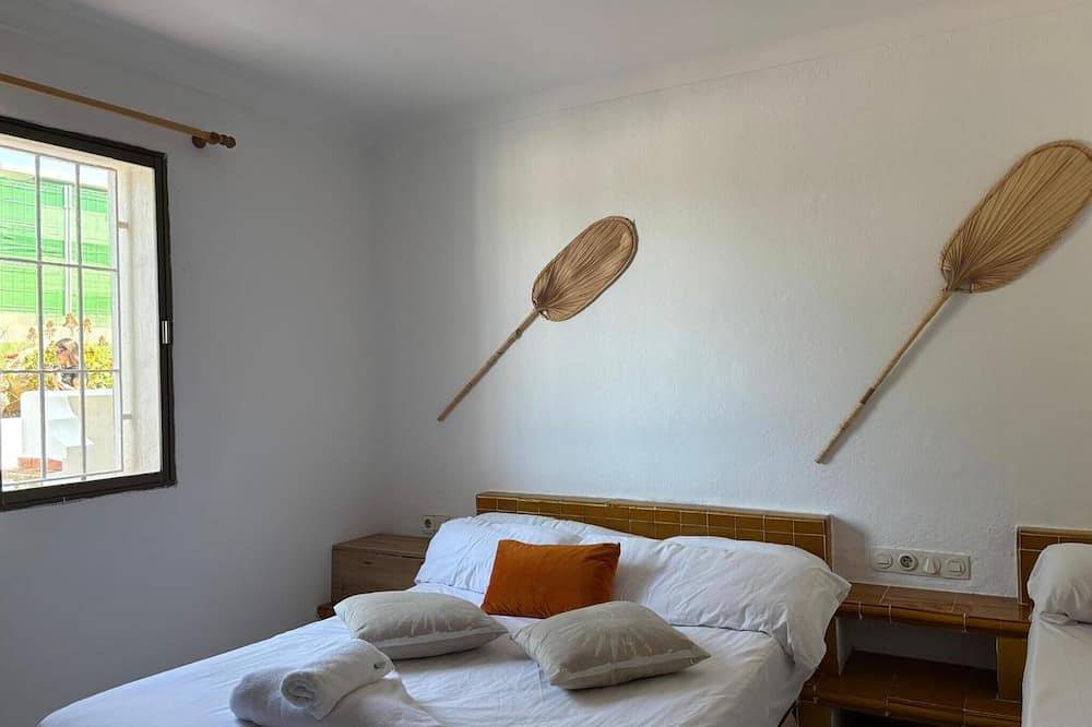 Apartment 'Vista Jardi5C' with Sea View, Wi-Fi and Air Conditioning in Cala Portinatx, Sant Joan de Labritja