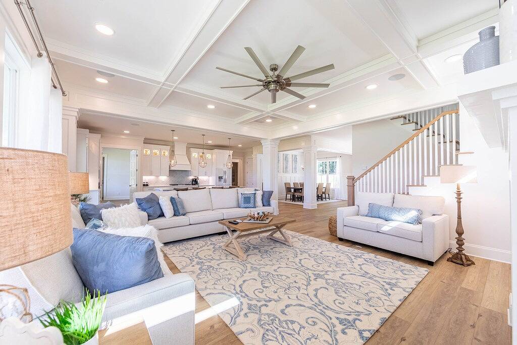 Lakefront, 6 bedroom 5.5 bath with pool, game room and fire pit- sleeps 14 in Lake Oconee