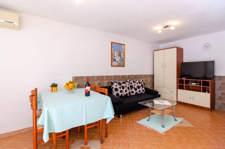 Ganze Wohnung, Romantisches Apartment nur 200 Meter zum Strand mit Grillplatz, Klima, Wifi in Crikvenica, Primorje-Gorski Kotar