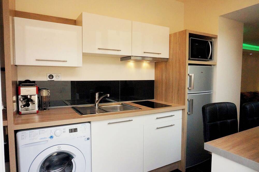 Entire apartment, Nice furnished and equipped F1 with shared courtyard in the city center in Montluçon, Montluçon region