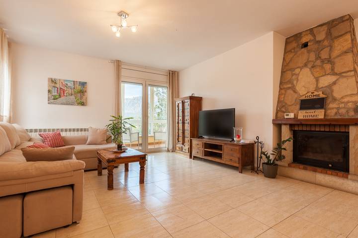 Casa de vacaciones 'Collbato Resort' con vistas a la montaña, Wi-Fi y aire acondicionado in Collbató, Interior de Barcelona
