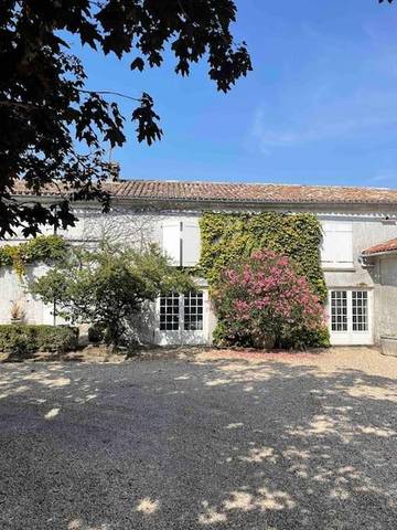 Gîte pour 8 personnes, avec vue ainsi que jardin et piscine, animaux acceptés dans Bellevigne