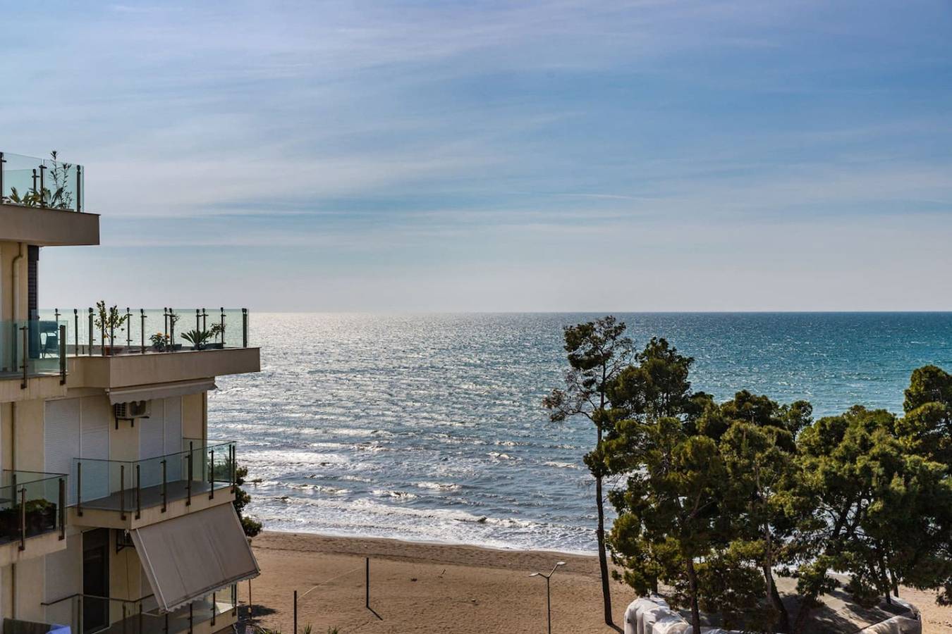 Ganze Wohnung, Beachfront Apartment with Pool Access in Shëngjin, Lezhë