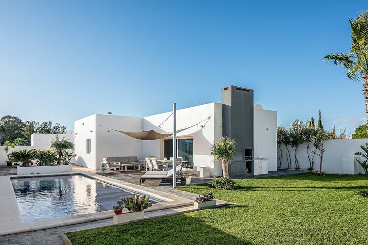 Villa 'Chill Out Of City 2' with Private Pool, Wi-Fi and Air Conditioning in Pago del Humo, Chiclana de la Frontera
