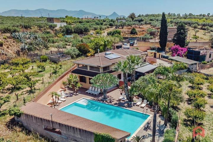 Villa per 12 persone, con sauna e giardino nonché piscina e idromassaggio a Balestrate