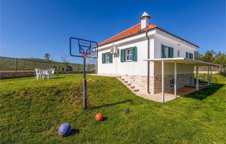 Gemütliches Apartment mit Pool, AC, Parkplatz und Terrasse in Dalmatinisches Zagora