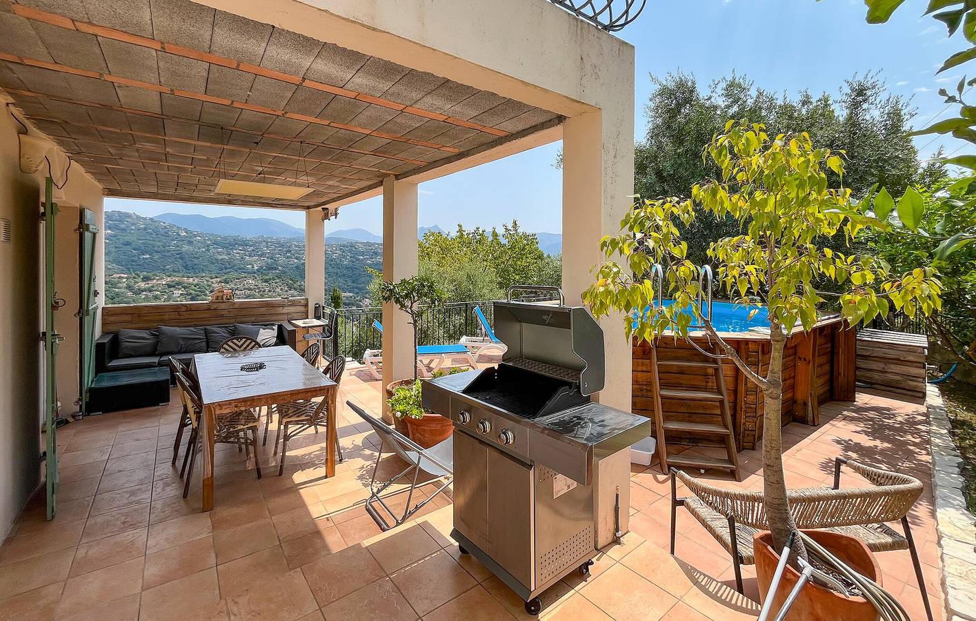Charmant appartement avec piscine, terrasse et attractions à proximité à Châteauneuf in Châteauneuf-Villevieille, Côte méditerranéenne (France)