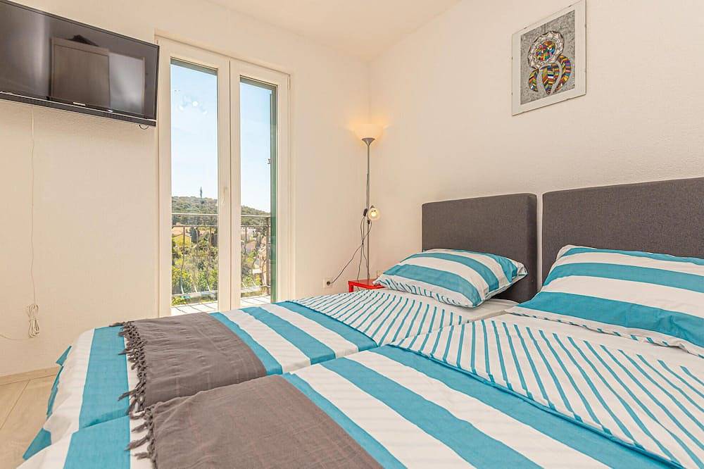 Hermosa casa de 2 dormitorios en. in Rogoznica, Condado de Šibenik-Knin